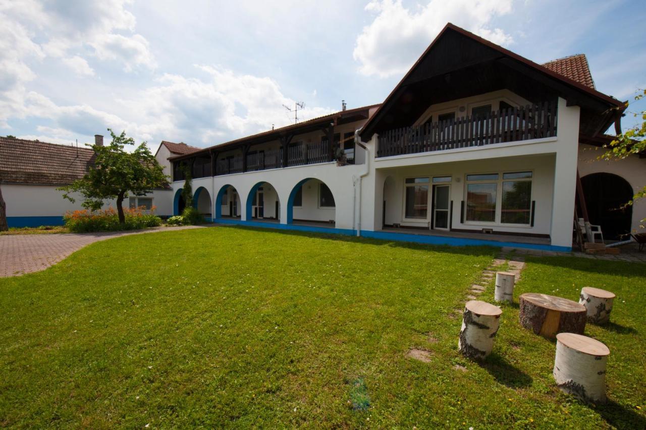 Penzion Posada Podivin Bagian luar foto