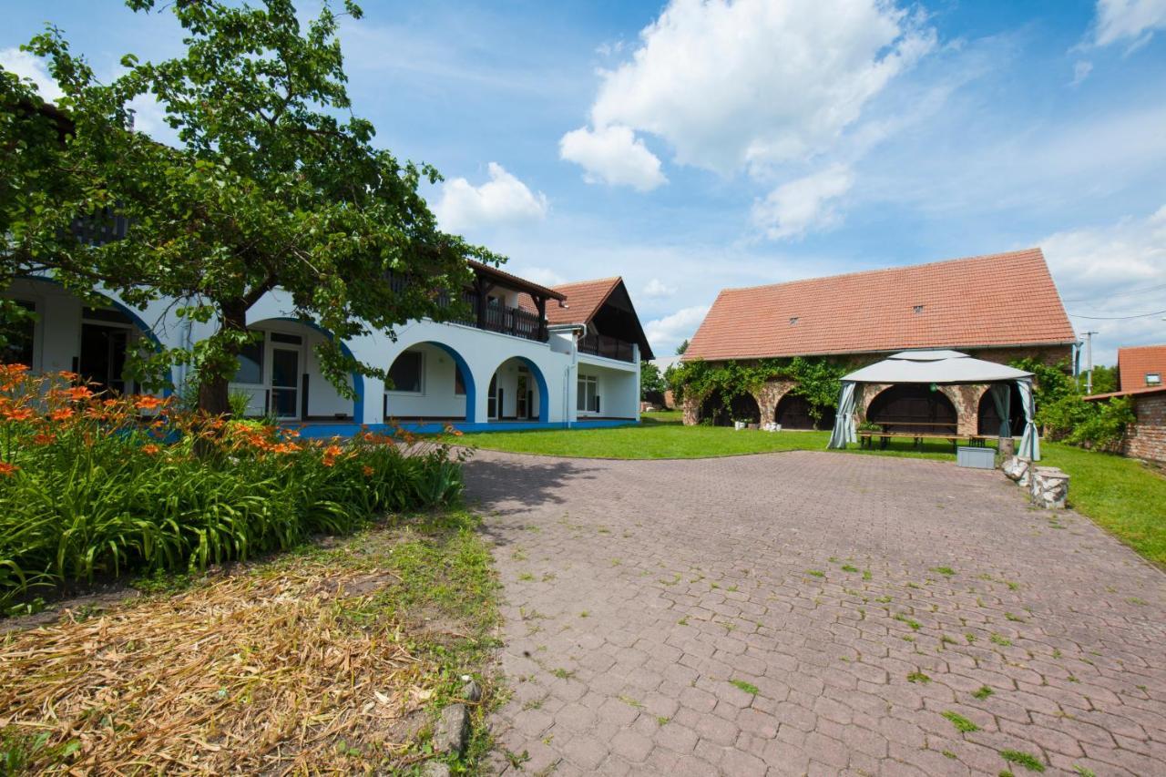 Penzion Posada Podivin Bagian luar foto